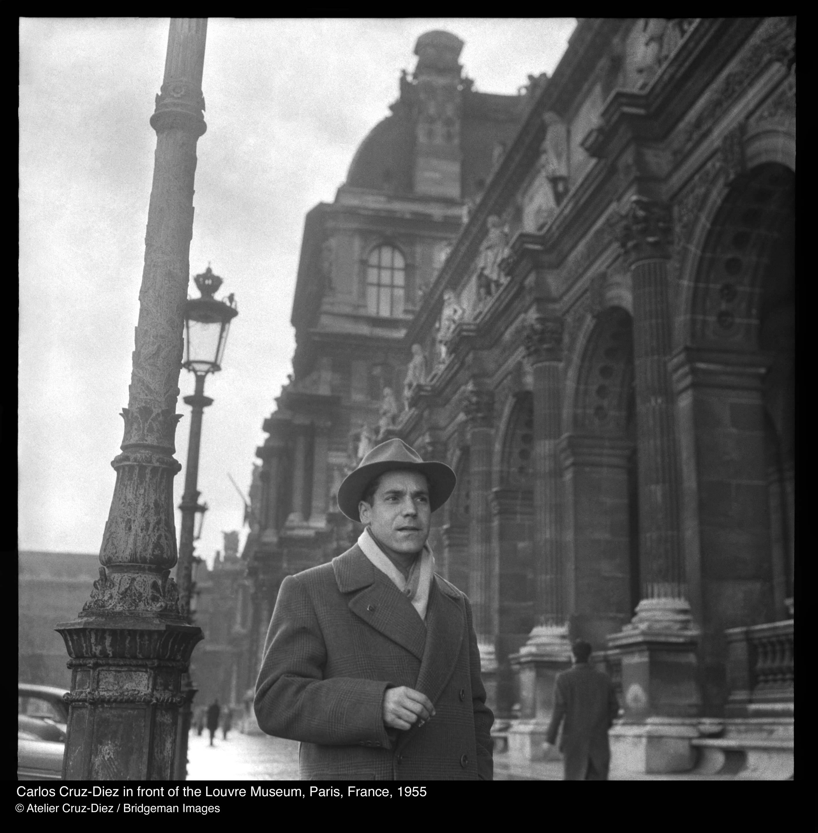 Carlos Cruz-Diez delante del Museo del Louvre, París, Francia, 1955