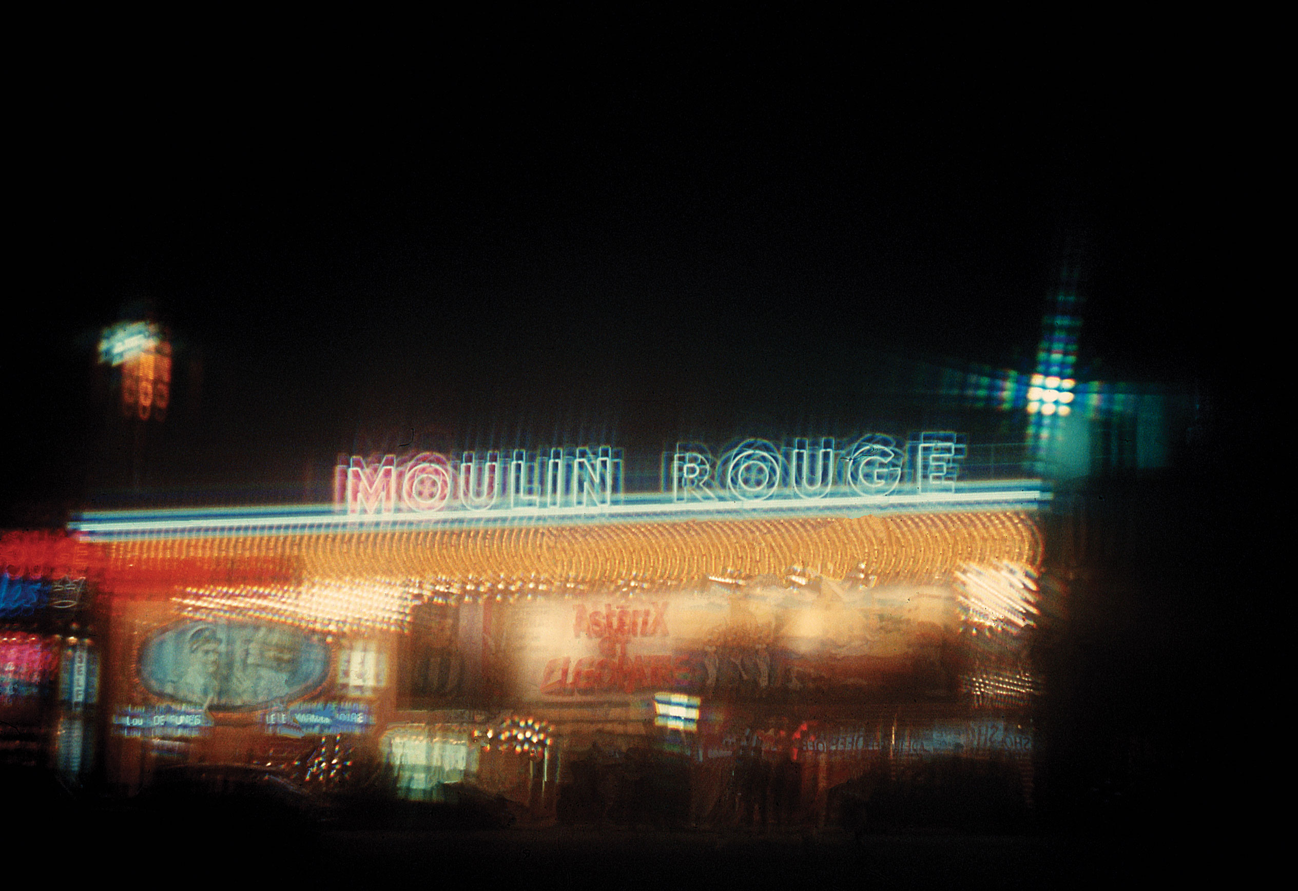 Night view of the Moulin Rouge through a Chromoscope